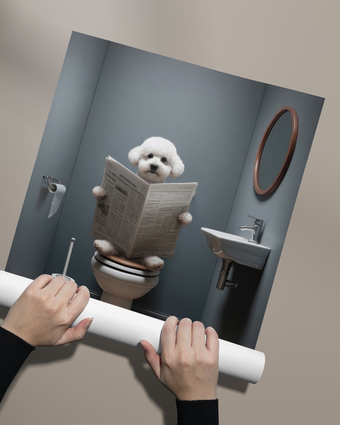 Poster Humoristique : Bichon Frisé lisant le journal, Déco Salle de Bain, Art Mural WC, Cadeau Amusant